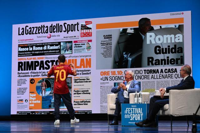 1664000464781026405.jpg CLAUDIO-RANIERI-IL-LORD-DEL-CALCIO-Nella-foto-Claudio-RANIERI-Alessandro-VOCALELLI-e-ragazzo-con-maglia-Ranieri-70-Festival-dello-Sport-Teatro-S_imagefullwide.jpg